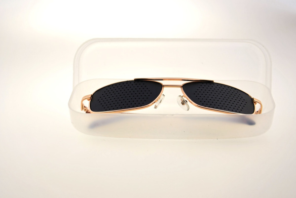 Перфорационные очки-тренажеры с футляром 1 шт