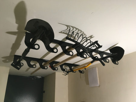 Держатель потолочно-настенный для инструмента садовый Завиток черный МС-Про