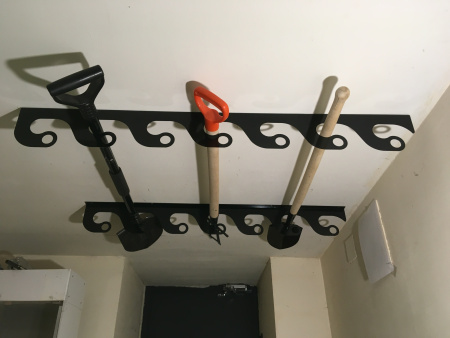 Держатель потолочно-настенный для инструмента садовый Завиток черный МС-Про